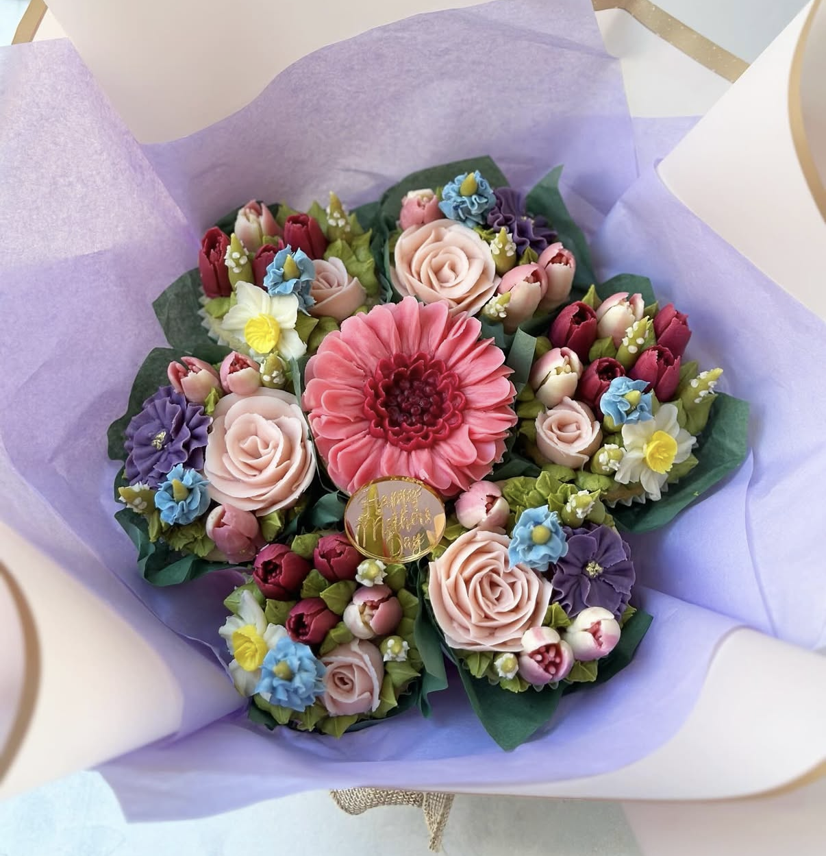 Luxury bespoke cake by Yummy Markanni